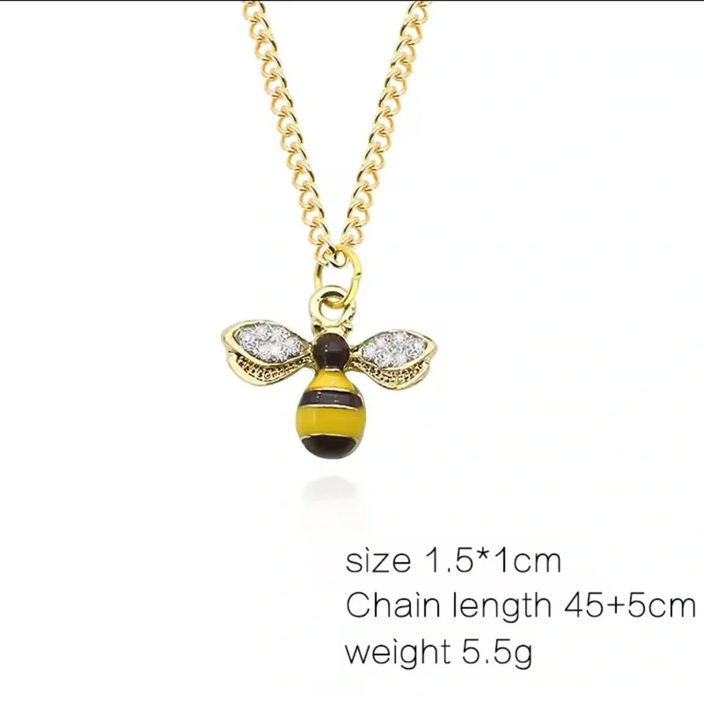 Gold Bee Pendant Necklace – Cute & Chic